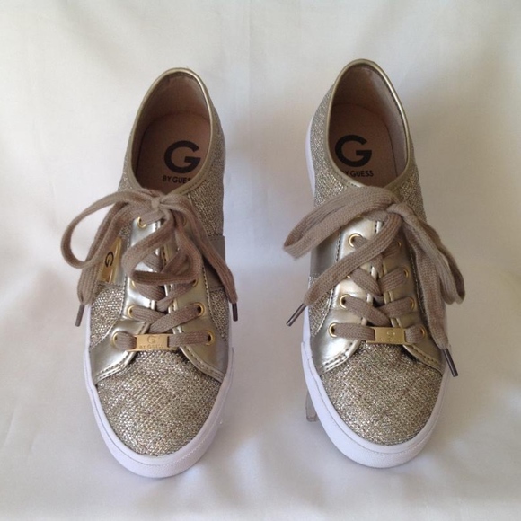 💲SALE💲 Host Pick!!  Guess Gold Quilted Lace Up Backer Sneakers Sz 8.5 - Picture 2 of 8